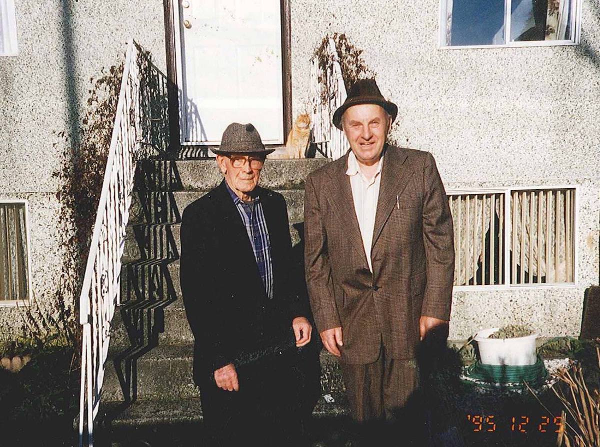 Alex Bakie with John Flynn in front of his home, 1999